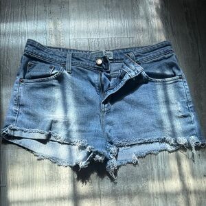 Levi Signature Mid Rise Bootcut Cutoff Shorts Size Womens 8